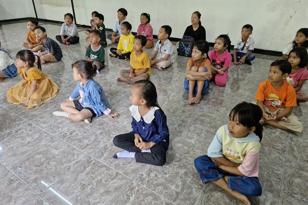 Siswa Indonesia Bisa Membaca 2025-2026 mendengarkan pengarahan yang disampaikan Bu Tien dan para pengajar, Senin (7 Juli 2025).