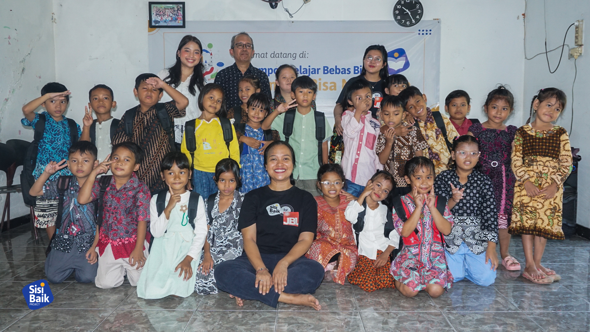 Siswa Indonesia Bisa Membaca 2025-2026 berfoto bersama pada acara pelepasan dan pembagian ijazah di ruang kelas, Selasa (26 Mei 2026).